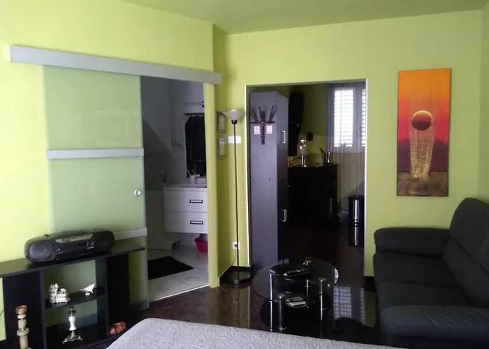 Luxury Kyara Centre Netflix Split